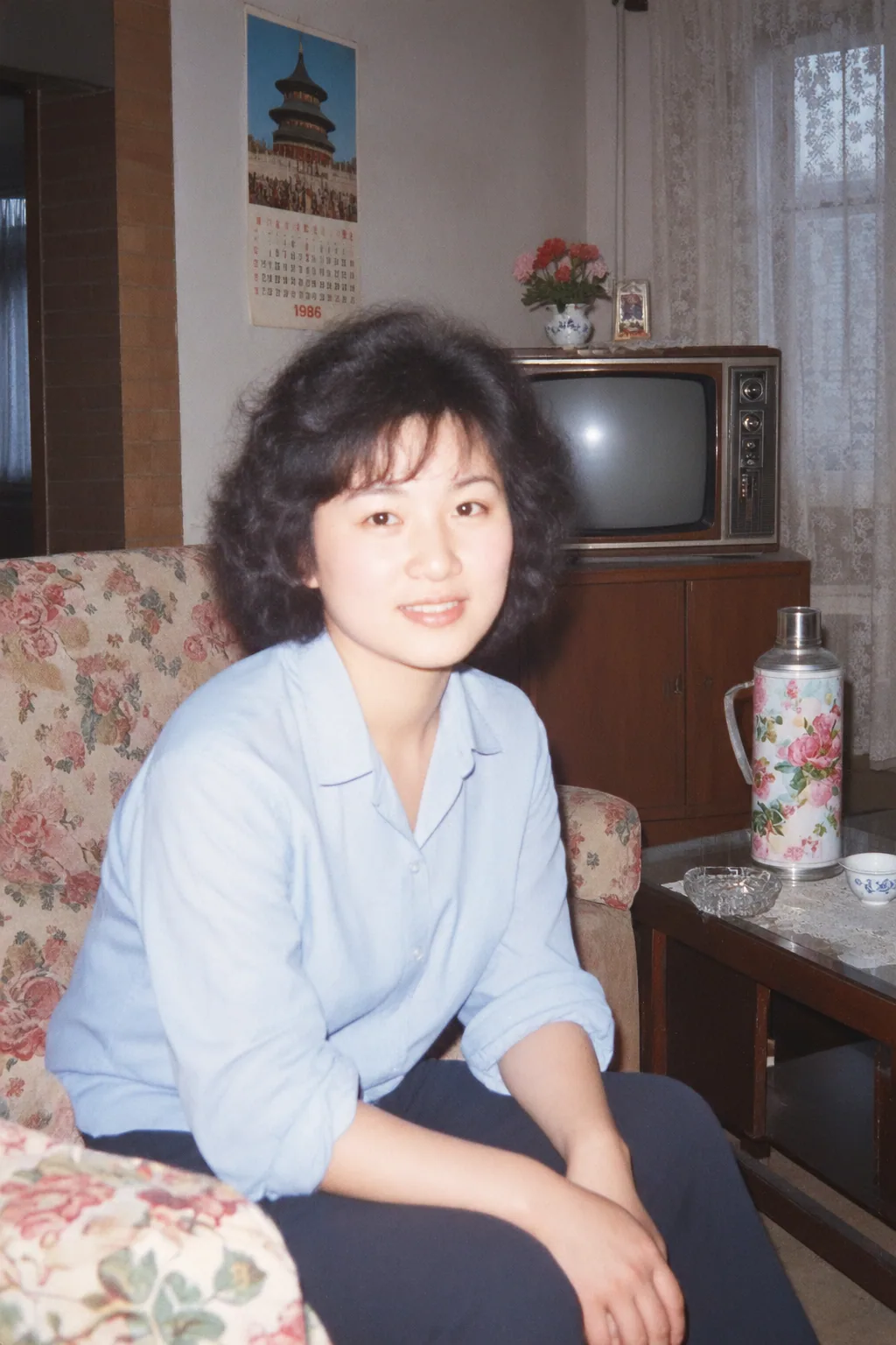 80年代中国客厅快照 — Image 3 AI 1986 年北京客厅:木壳电视、印花暖瓶、的确良衬衫