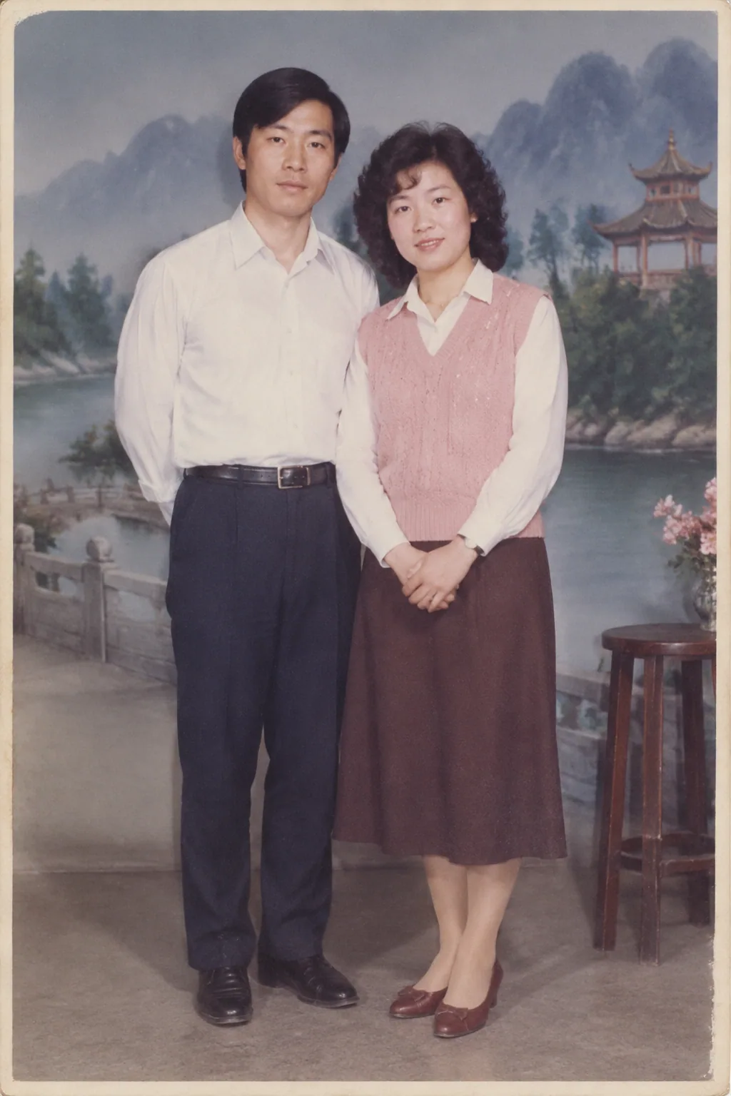 80年代中国照相馆合影 — Image 3 AI 1986 年照相馆:一对青年站在手绘山水布景前
