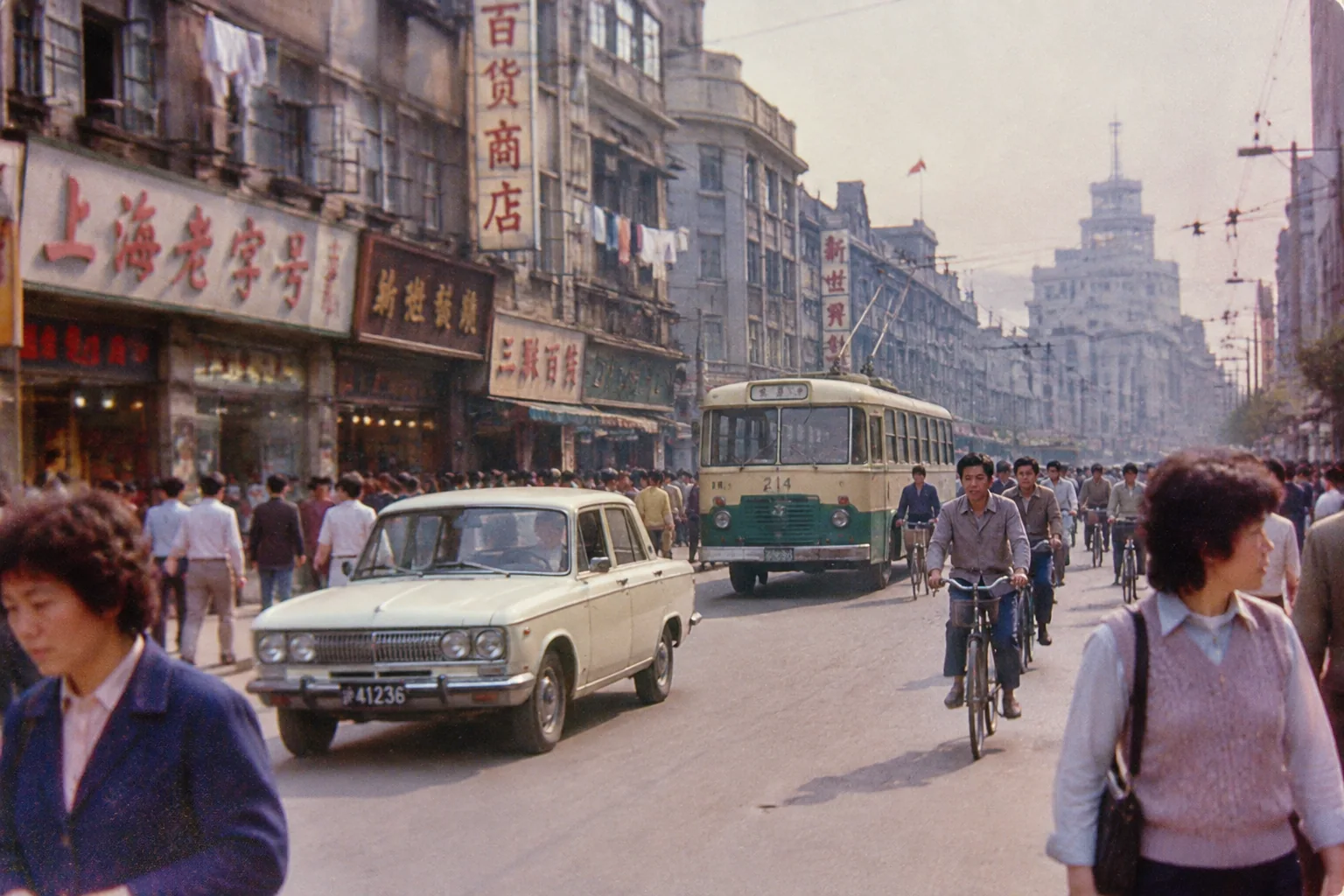 80年代上海街拍 — Image 3 AI 1986 年上海马路:无轨电车、轿车、百货招牌