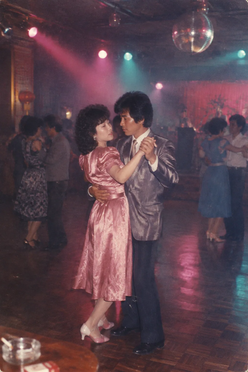 80年代中国交谊舞厅 — Image 3 AI 1986 年交谊舞厅:缎面裙与闪光西装在镜球下跳舞