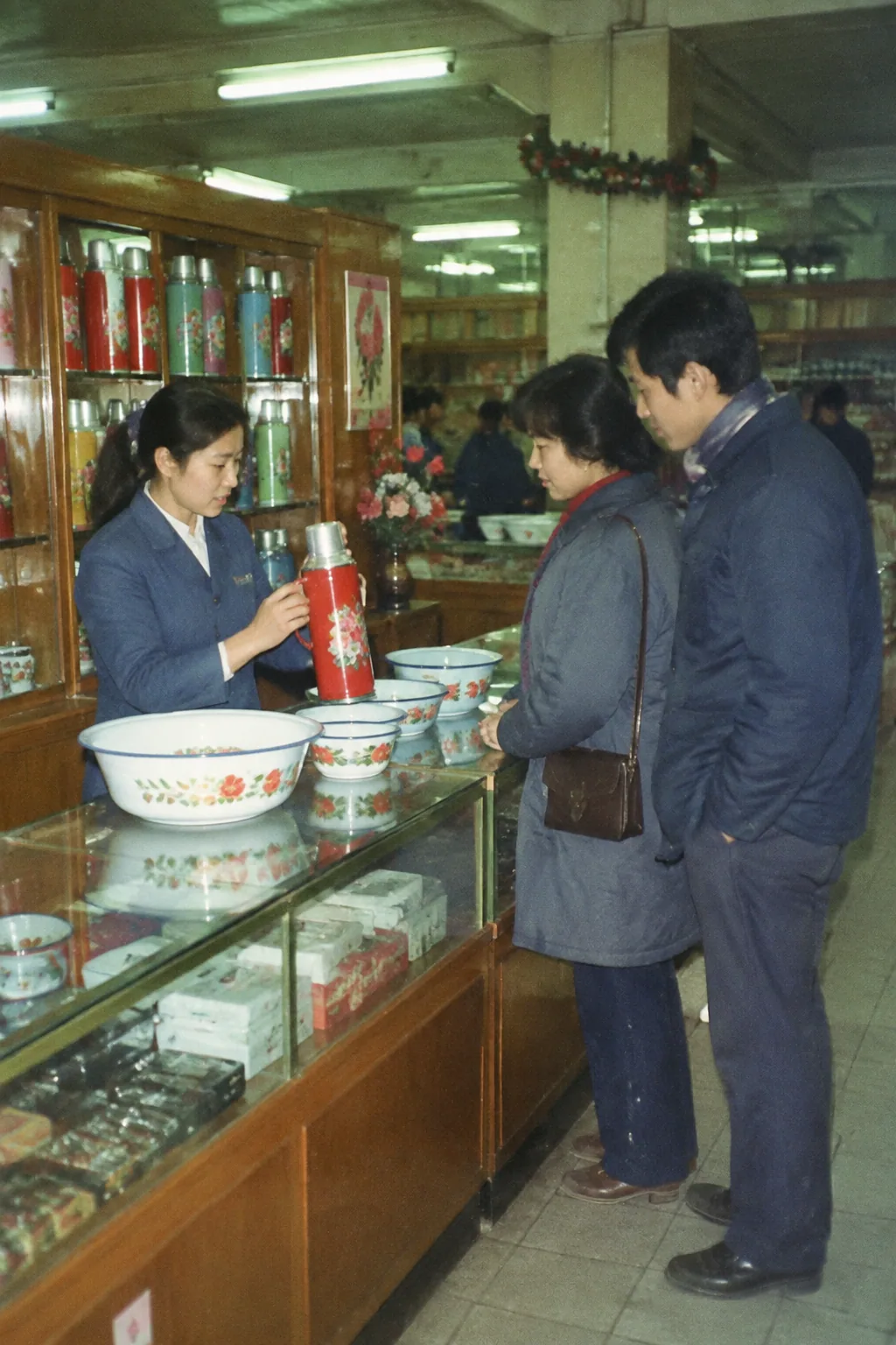 80年代中国百货大楼 — Image 3 AI 1986 年百货大楼:暖瓶与搪瓷盆柜台