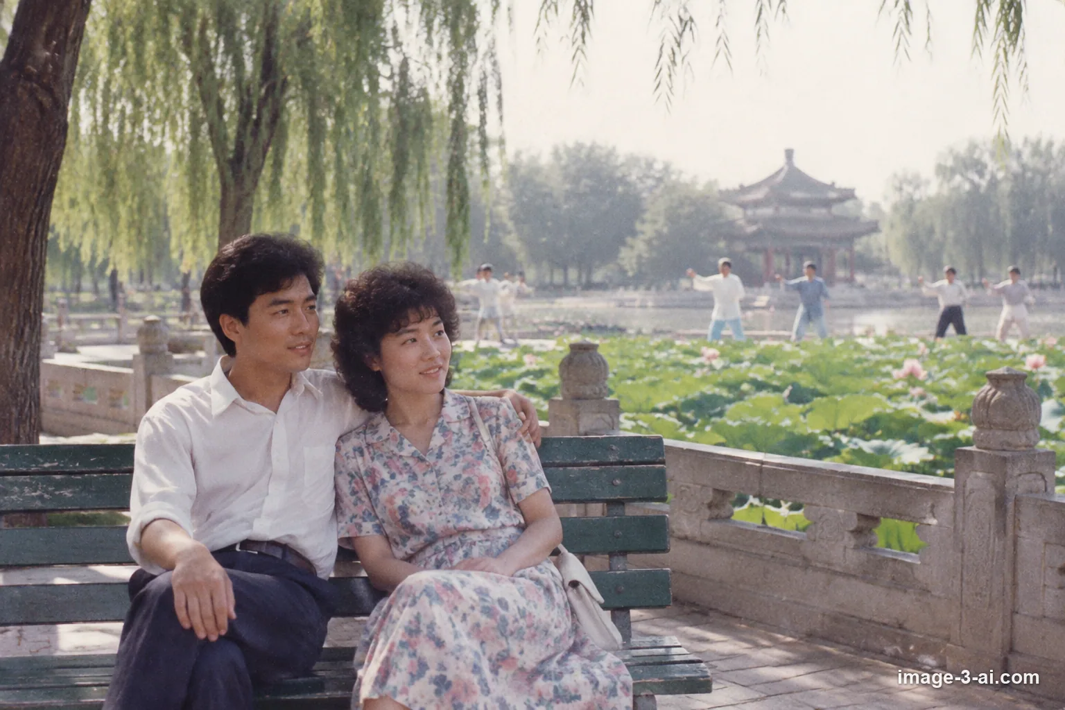 80年代中国公园留影 — Image 3 AI 1986 年公园:长椅上的情侣、荷花与打太极的人