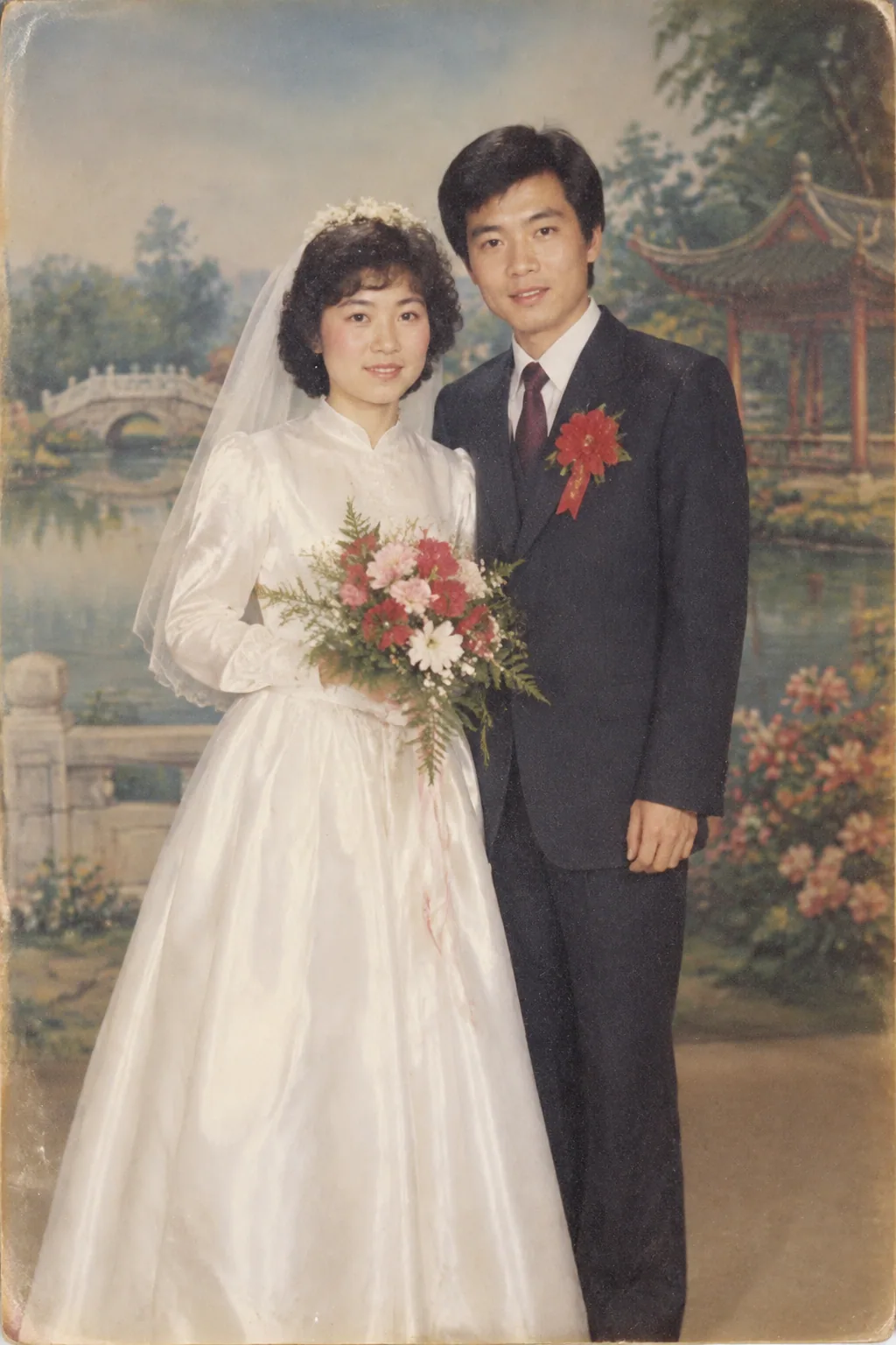 80年代中国结婚照 — Image 3 AI 1986 年照相馆结婚照:手绘亭台布景