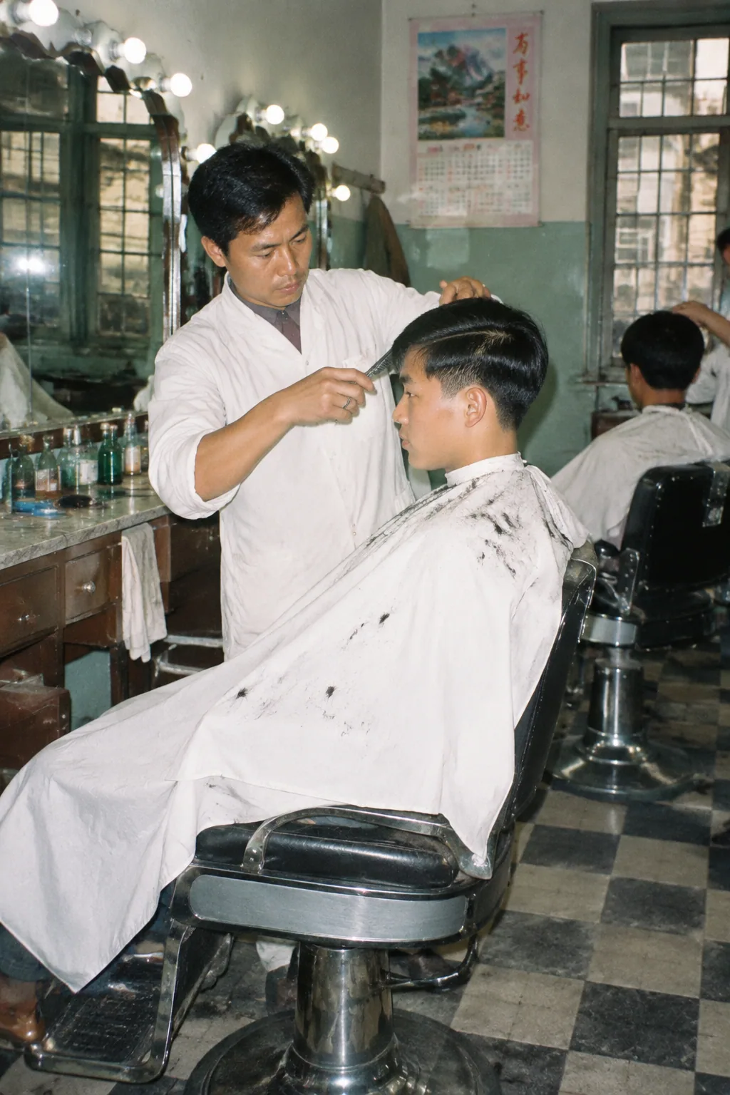 80年代中国理发店 — Image 3 AI 1986 年理发店:铬合金转椅与方格地砖