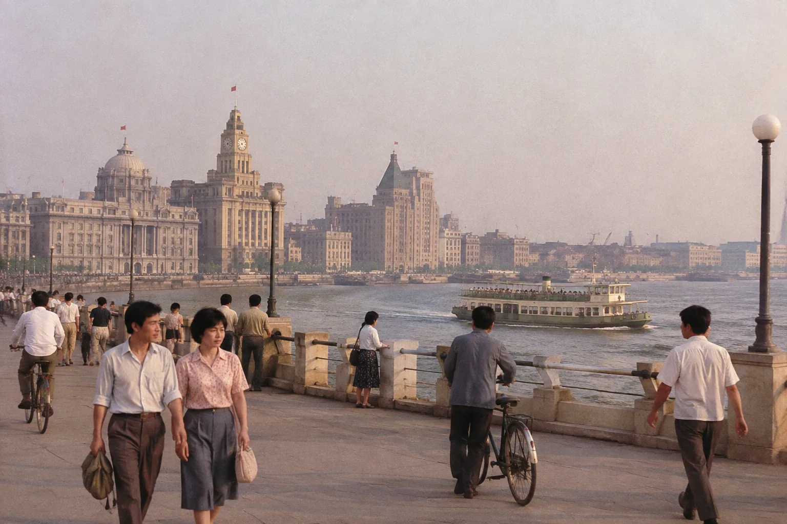 80年代上海外滩 — Image 3 AI 1986 年上海外滩:海关大楼与黄浦江渡轮